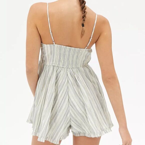 NWT Urban Outfitters Lorelei Crinkle Cotton Romper - Grey- Small - Sold Ou… - Picture 3 of 3